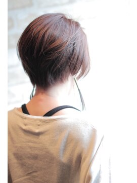 ヌーム 塚本店(NOOM) 前下がりフォルムジェレンダーレスショート　パーソナルカラー