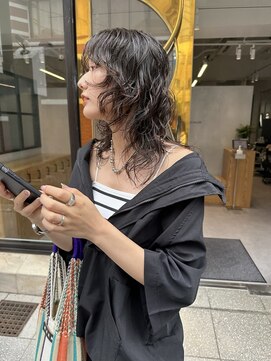 ホロ(hollo) ロングウルフパーマウェーブミディアムレイヤーパーマ