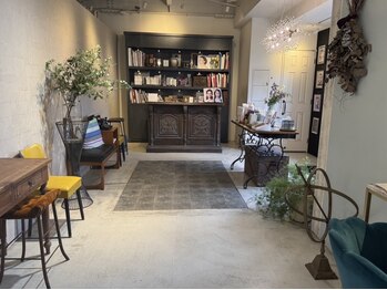 エッジ(Edge)の写真/アンティークのインテリアにこだわった店内。ヘアーサロンとは思えないような落ち着きのある空間が魅力＊