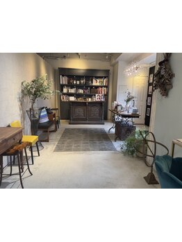 アンティークのインテリアにこだわった店内。ヘアーサロンとは思えないような落ち着きのある空間が魅力＊