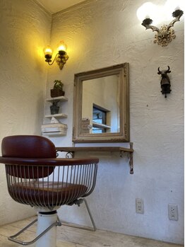 一人一人のお客様との時間を大切に、丁寧な接客が人気の秘密。居心地の良い空間で、心から満足できるサロン