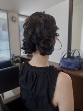 アヴェイル ヒロオ(a'vail Hiroo) ゆるふわツインお団子ヘアアレンジ