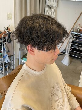 アンティコ(Antico) 波巻きツイストスパイラルパーマ　センターパート　波巻きパーマ