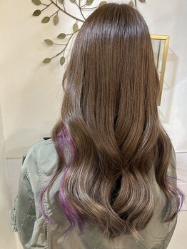 ルプス ヘアーアンドメイク(LUPUS HAIR&MAKE)の写真/《LUPUS》で癒しの時間を堪能…。カフェ風の店内は,まるでリゾートスパ気分☆髪をいたわる至福のひと時を。