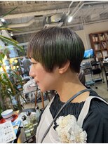 ビハインドザカーテン(BEHIND THE CURTAIN)&nbsp;マッシュショート×明るい白髪染め×グリーン×大人ハイライト