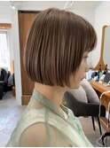 抜け感ベージュで楽しむ大人カジュアルなストレートボブ