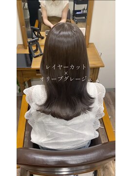 サク(Sac.) 今っぽい柔らかいオリーブグレージュ Sac.一澤幸奈