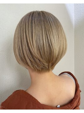 モディッシュバイアルティナ(modish by artina) ミルクティーブロンド×ショート