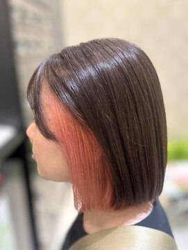 ルクールヘアアンドビューティー 燕三条店 切りっぱなしボブ×インナーカラーピンク｜ベビーピンク