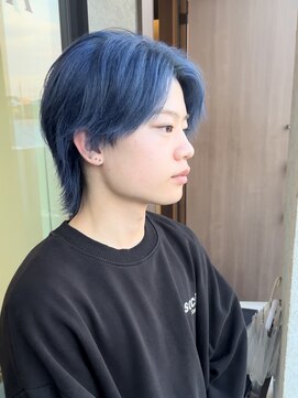 ジゼラ(GISELA) メンズカット センターパート ウルフカット 派手 青髪 ブリーチ