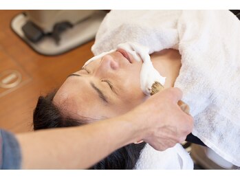 ティーズバーバー 亀有店(T's BARBER)の写真/男性の印象を決める眉をプロの技術で整えて好印象に！自分ではうまくいかないお手入れもここでキマる!!