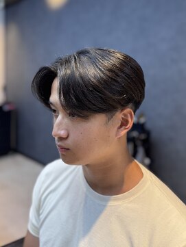 MEN’S HAIR/刈り上げセンターパート