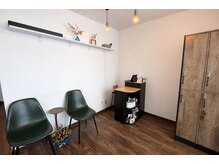 アイム(i'M)の雰囲気(フロントに待合椅子もあるので、お迎え待ちなども大丈夫です。)