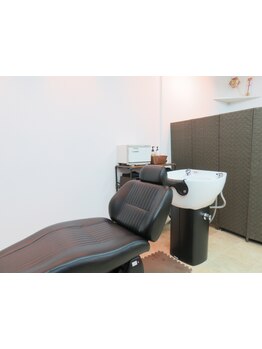 女性スタイリスト1名で完全マンツーマンのプライベートサロンだから大型サロンが苦手な方にもオススメ！