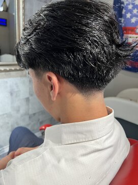 サンアンドマーリィズバーバー 駅前店(SON&MARLEY'S BAR BER) センターパート　テーパーフェード　本厚木