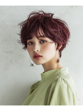 柔らか質感の大人可愛いボルドーショート