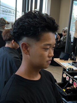 エルマーク 梅田(L-MARK) スペインカールスパイラルパーマツイストパーマフェード短髪