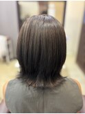 赤みを抑えたロートーンの寒色系カラー/外ハネボブスタイル