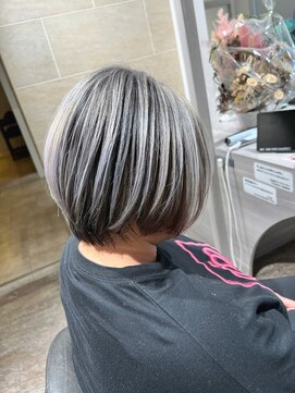 20代30代大人可愛い小顔ボブ前下がりショートアンブレラカラー