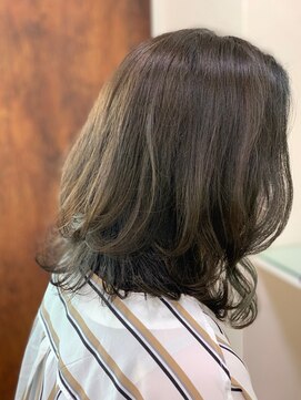 アークスヘアー 大人可愛い暗髪でも透明感♪アッシュカラー×毛先カール