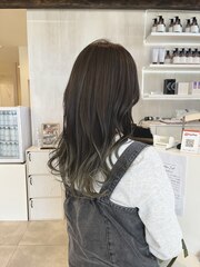 オリーブグレージュ×グラデーション×レイヤーカット