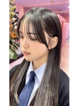 エマ(emma) <韓国系顔周りカット×インナーカラー×シルバー×透明感カラー>