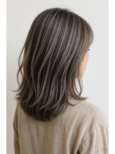 上品な抜け感をプラス！大人女性のためのナチュラルハイライト