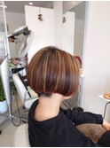 2色のハイライトを入れた丸みのショートボブ。