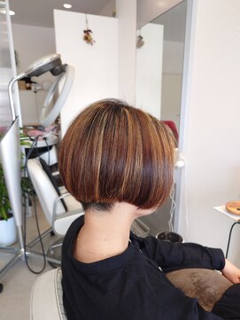 ヘアー2038(hair.2038) 2色のハイライトを入れた丸みのショートボブ。