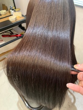 ハチ(hachi) ツヤ髪美髪髪質改善ナチュラルブラウン枝毛なしまとまるスタイル