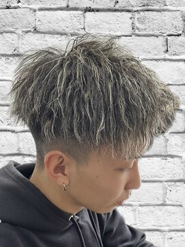 ミー(Mee) ☆刈り上げショートマッシュ/ツイスパ/シルバーハイライト☆