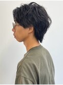 ナチュラルパーマ　メンズウルフ　センターパート　ゆるめパーマ