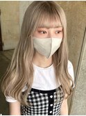 ホワイトグレージュミルクティーブロンドハイトーン卵型ロング夏