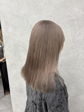 ホワイト 梅田(white) 寒色寄りミルクティーベージュ>