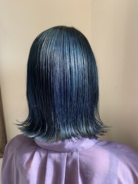 オズギュルヘア(Ozgur hair) ネイビーカラー×切りっぱなしボブ