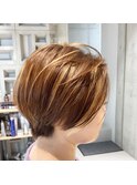 丸みのあるクールな大人ショートスタイル