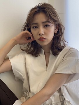 ウミ(umi.) 伸ばしかけバングもおしゃれに流せる外ハネミディ