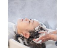 ジジ アドラーブル ヘア サロン(JiJi ADRABLE HAIR SALON)の雰囲気(スパニストによるヘッドスパで頭皮環境を整えて本格的な頭皮ケア)