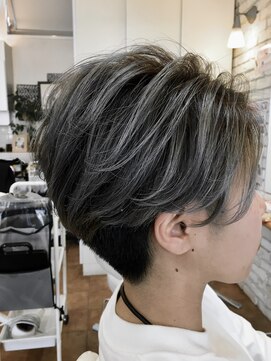 マイロヘアー 刈り上げ女子×シルバーカラー