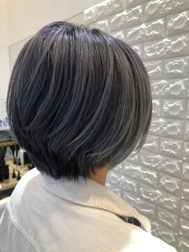 ビューティーマルシェ ミンナノ ららぽーと愛知東郷店 前下がりショート（N.インディゴバイオレットのMIXカラー）