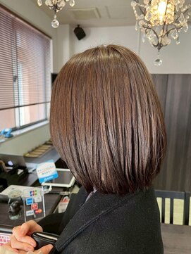 シー 岡崎(,SHE) まとまりとツヤが際立つ洗練ストレートワンレンボブスタイル