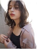 抜け感溢れる柔らかウェーブミディ