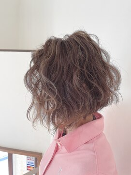 ロカ(Roca) 前下がりボブ×ハイライト