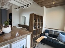 シェリー(Cherie)の雰囲気（ホワイト基調で明るい店内）