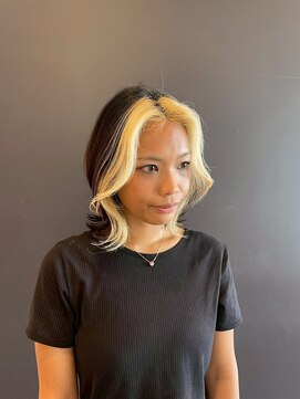 アルコ(Arco) 顔周りのハイトーンがアクセント！エッジの効いたミディスタイル