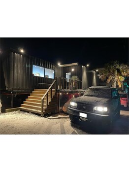 こだわりのヴィンテージ家具や小物が並ぶオシャレな店内。プライベート空間であなただけの特別なひと時を。