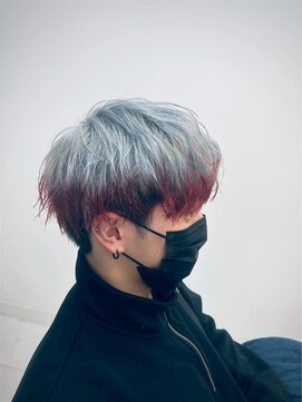 エボルブヘアー(EVOLVE Hair) シルバー×レッドのデザインショート