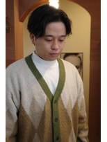 エディ(Edy)&nbsp;センターパートカルマヘアニュアンスパーマ韓国ヘア眉毛カット