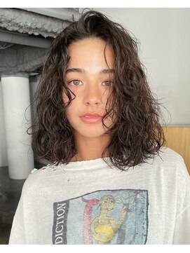 ナヌーク シブヤ(nanuk shibuya) 夏におすすめ外国人風クルクルパーマ