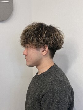 セジールへアメゾン(SAISIR HAIRMAISON) MEN’S HAIR/サーフカール/刈り上げセンターパート/岡山